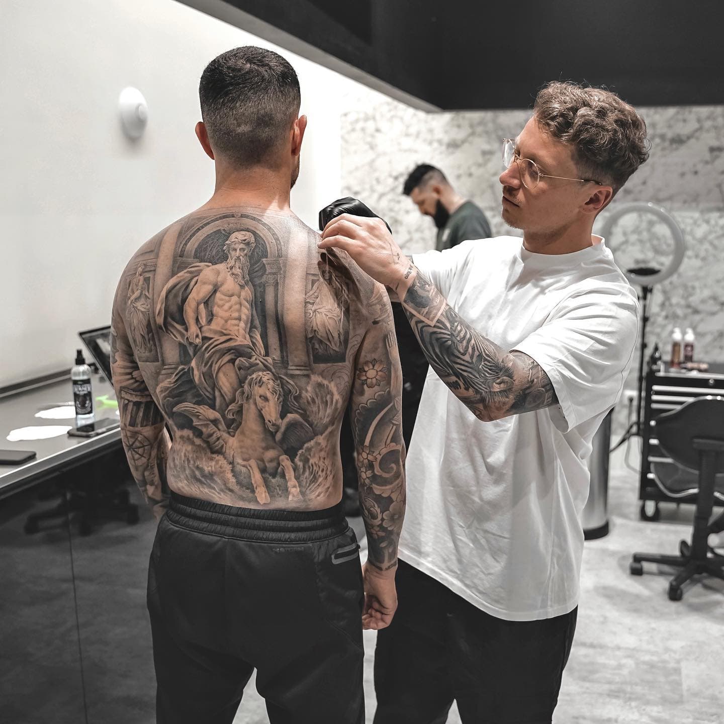 Artista de Seven Tattoo trabajando en el estudio, Málaga